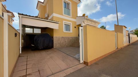 Una perla de vivienda para entrar a vivir  de tres dormitorios , dos baños ,garaje y  piscina comunitaria  en  Ciudad  Quesada