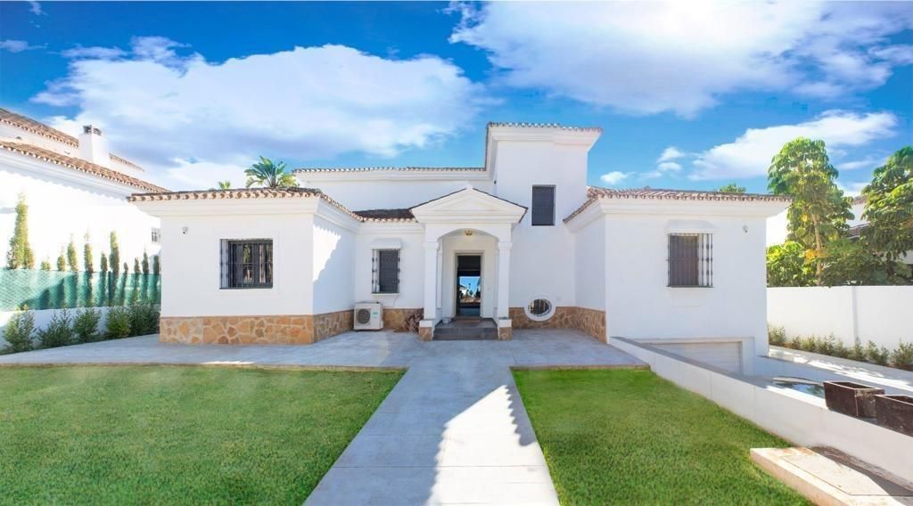 Vista exterior de Casa o xalet de lloguer en Marbella amb Aire condicionat, Jardí privat i Piscina