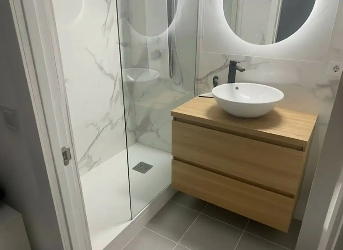 Badezimmer von Erdgeschoss zum Verkauf in Barcelona mit Terrasse