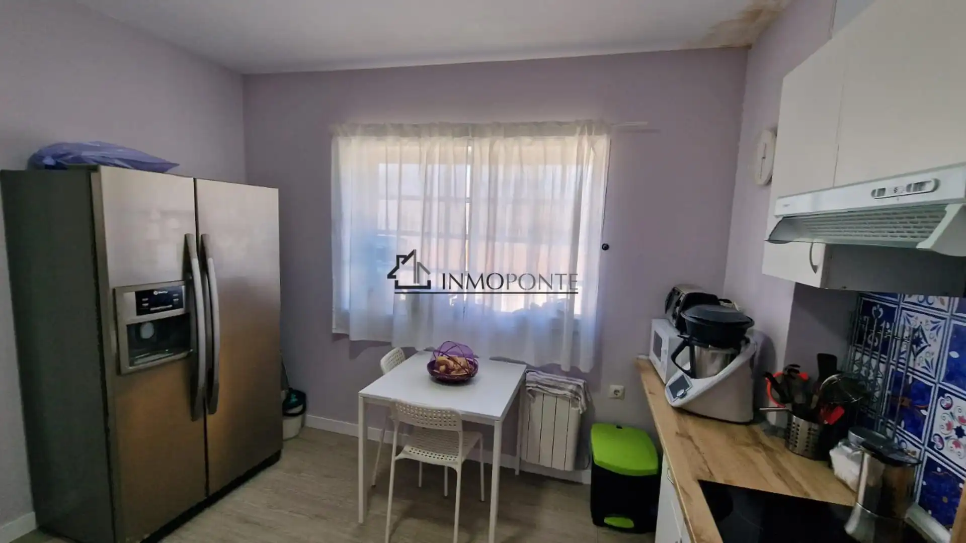 Cuina de Casa o xalet en venda en Pontevedra Capital  amb Jardí privat