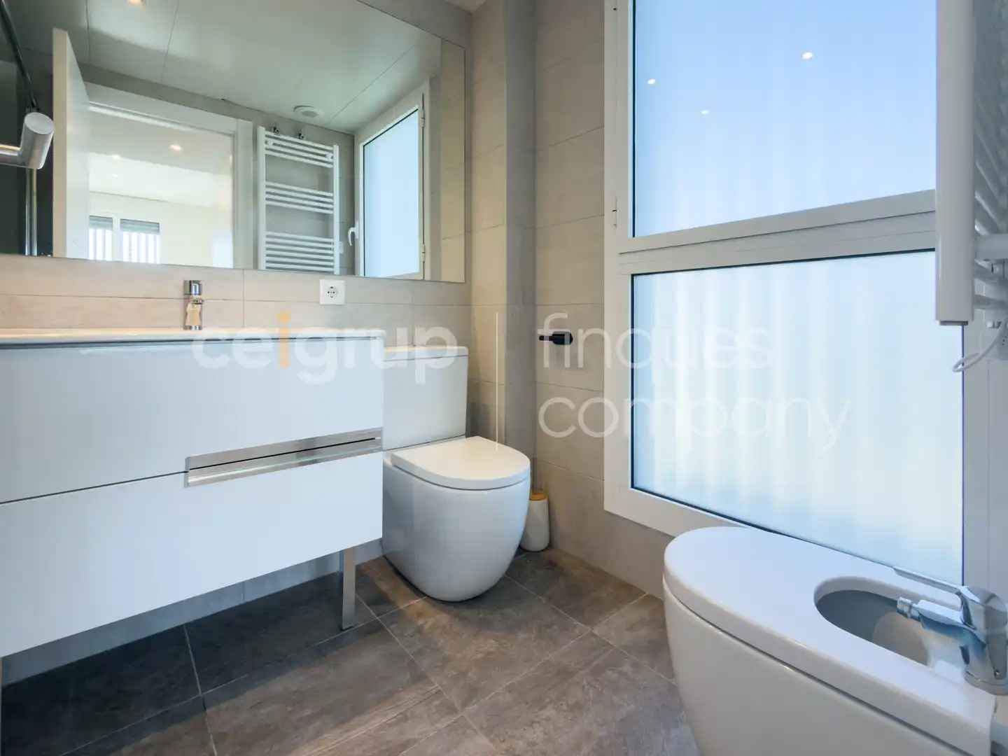 Badezimmer von Wohnung zur Miete in Girona mit Heizung, Abstellraum und Schwimmbad