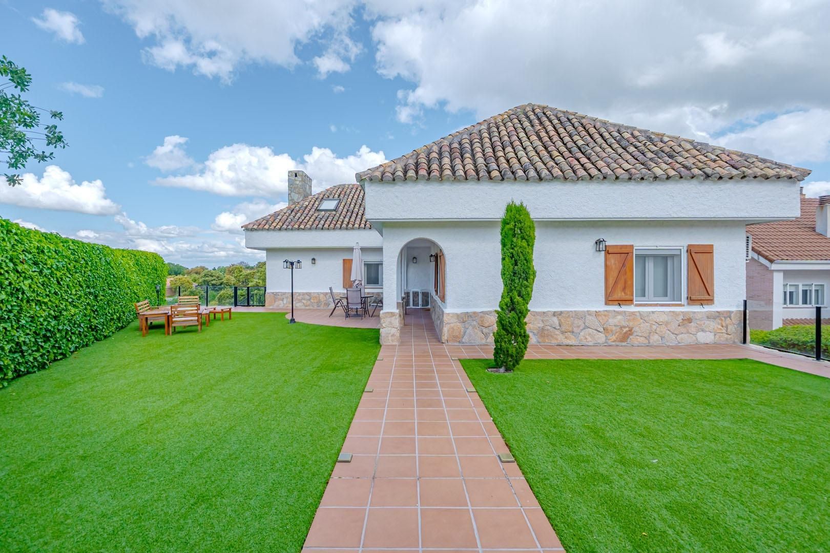 Exterior view of House or chalet for sale in Valdemorillo  with Heating, Private garden and Terrace