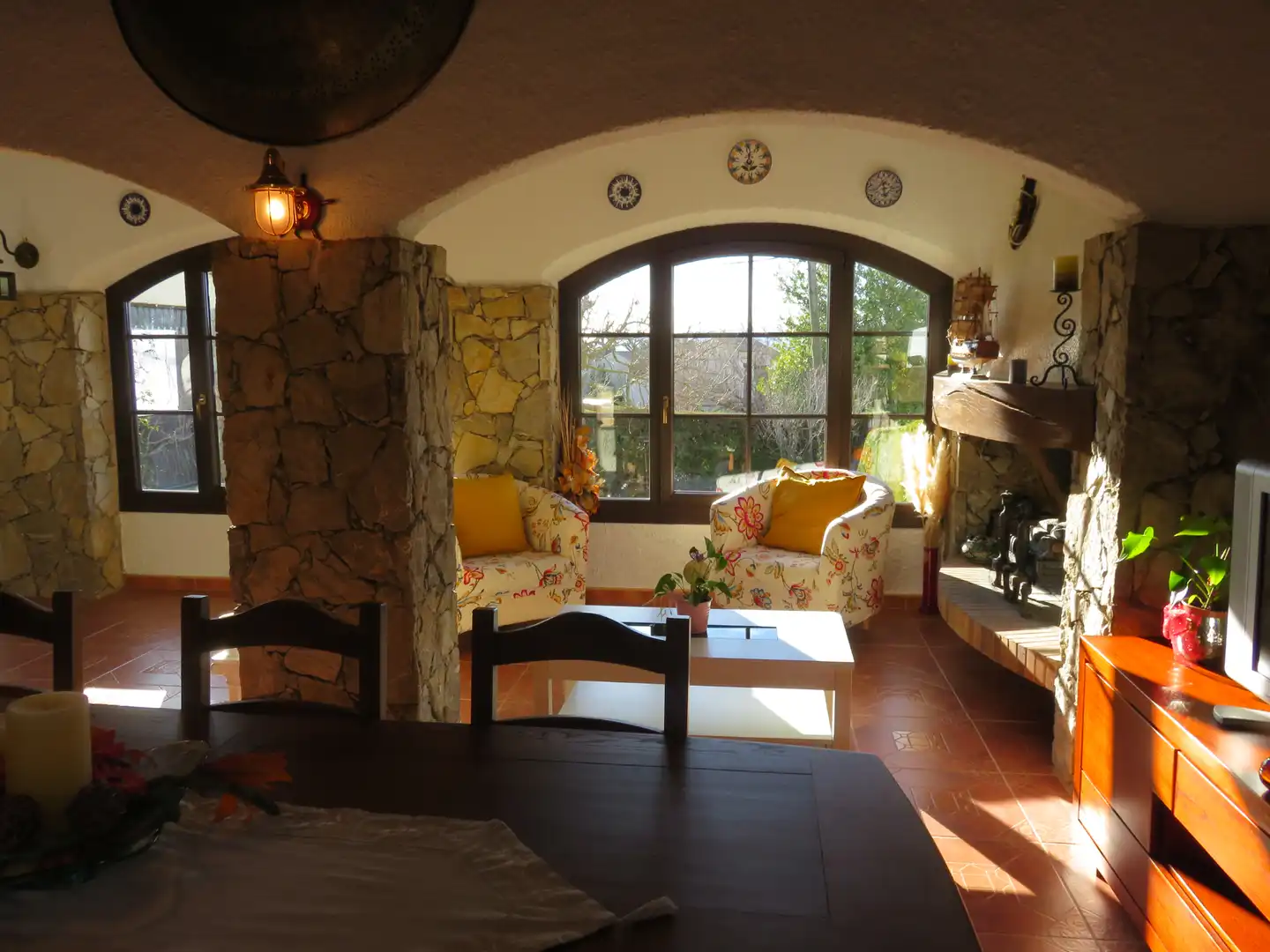 Sala de estar de Casa adosada en venta en L'Estartit con Aire acondicionado, Calefacción y Jardín privado
