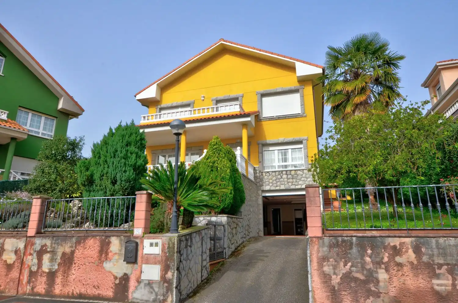 Vista exterior de Casa o chalet en venta en Avilés con Calefacción, Terraza y Trastero