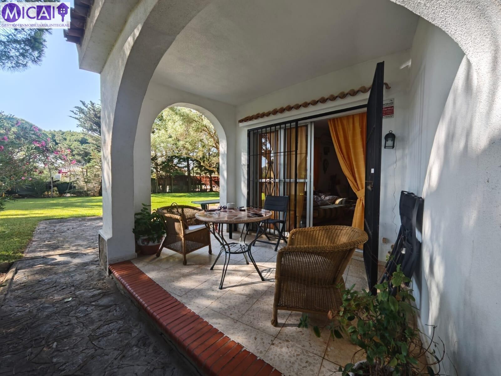 Terrassa de Casa o xalet en venda en Chiclana de la Frontera amb Aire condicionat, Jardí privat i Traster