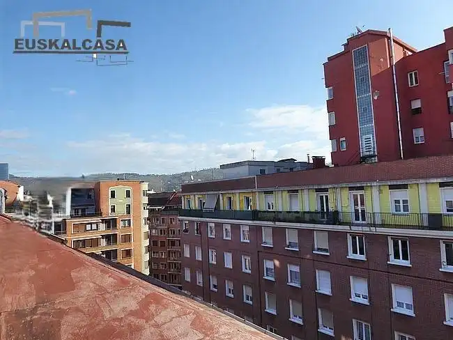 Vista exterior de Pis en venda en Bilbao  amb Calefacció i Parquet
