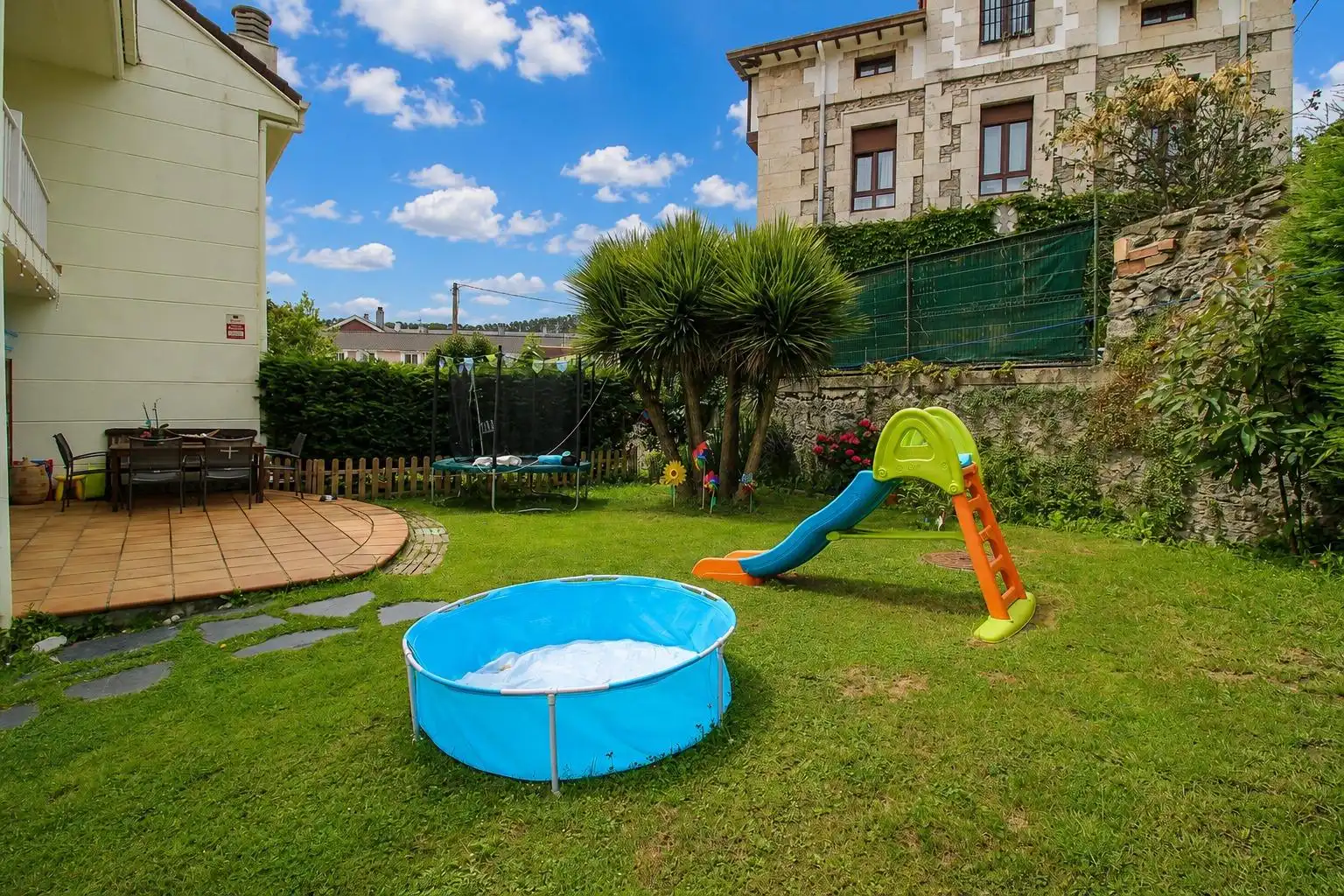 Piscina de Casa adosada en venda en Piélagos amb Calefacció, Jardí privat i Parquet