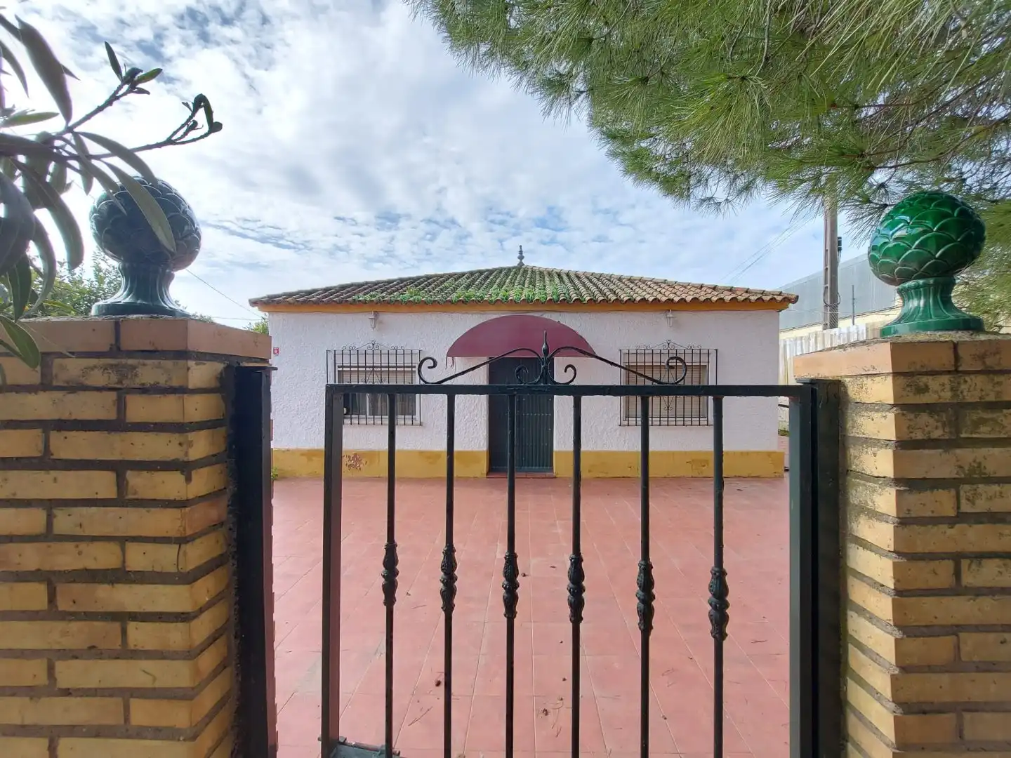 Vista exterior de Casa o xalet en venda en Dos Hermanas amb Terrassa, Piscina i Moblat