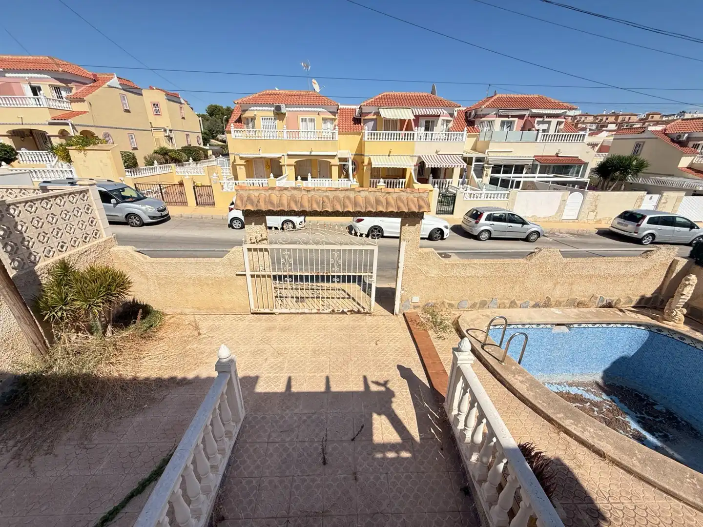 Vista exterior de Casa o xalet en venda en San Miguel de Salinas amb Jardí privat i Piscina comunitària