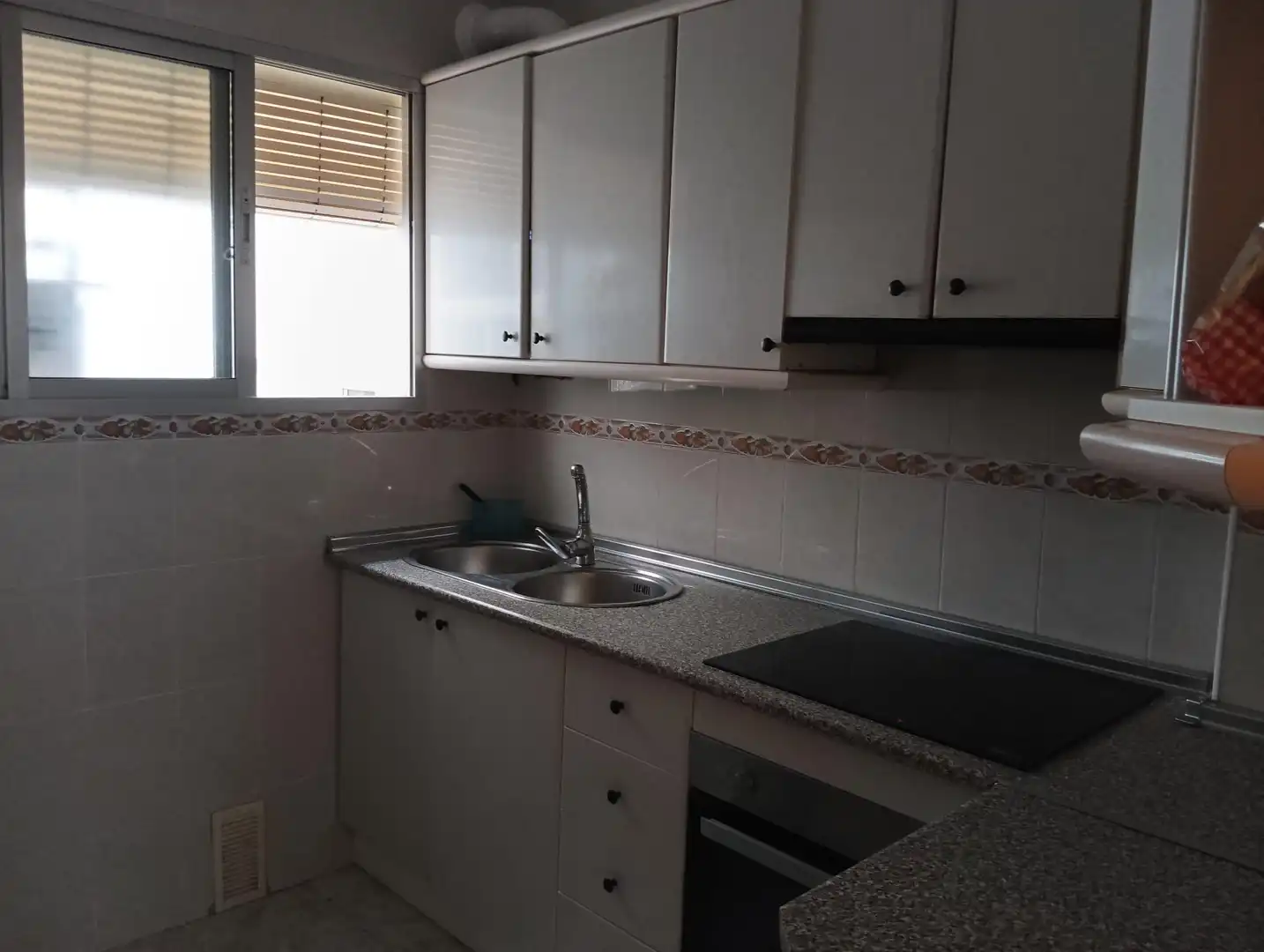 Cuina de Apartament de lloguer en Cáceres amb Calefacció i Traster