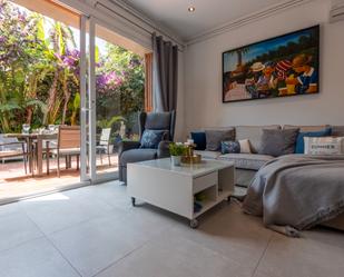 Sala d'estar de Casa adosada en venda en Sitges amb Calefacció, Jardí privat i Terrassa