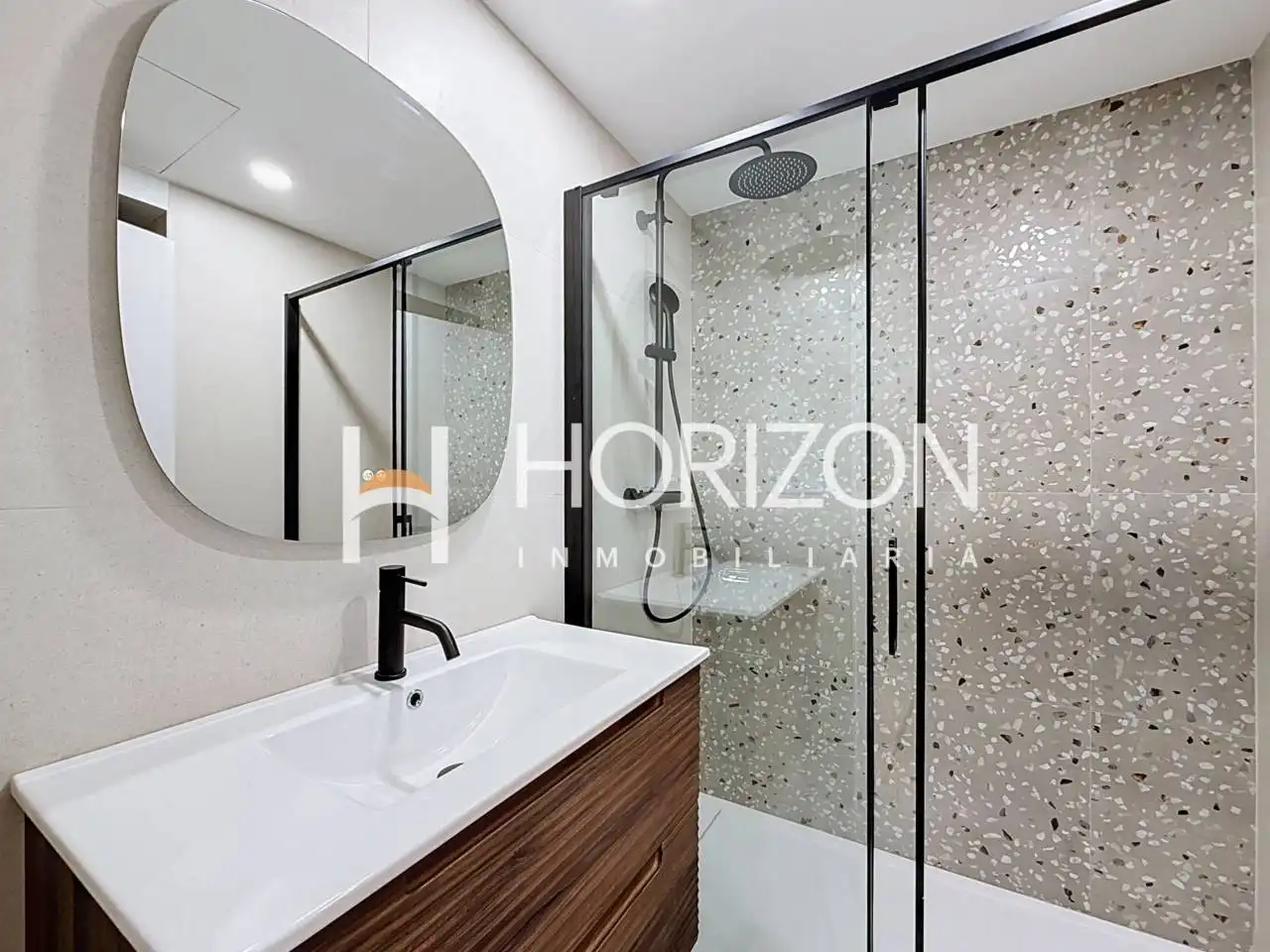 Badezimmer von Wohnung zum Verkauf in Barcelona mit Klimaanlage, Heizung und Parkett