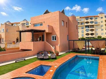 Villa con piscina in vendita a Calle Flamencos
