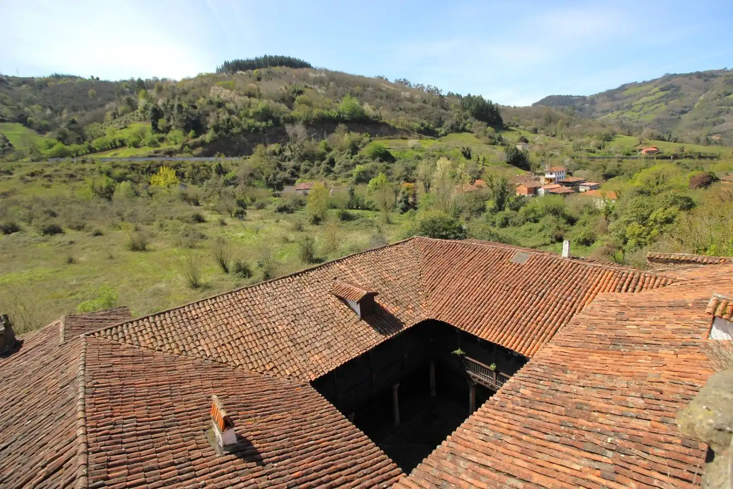 Vista exterior de Casa o xalet en venda en Salas amb Calefacció, Jardí privat i Parquet