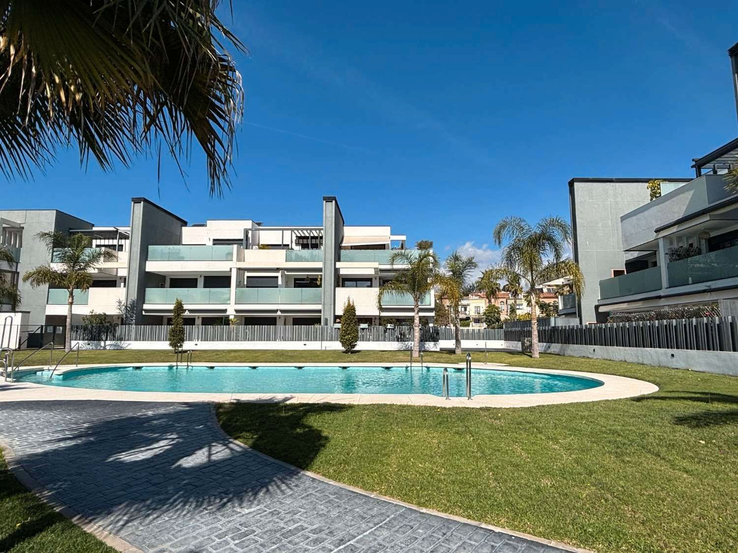 Vista exterior de Apartament en venda en Vélez-Málaga amb Aire condicionat, Piscina i Moblat
