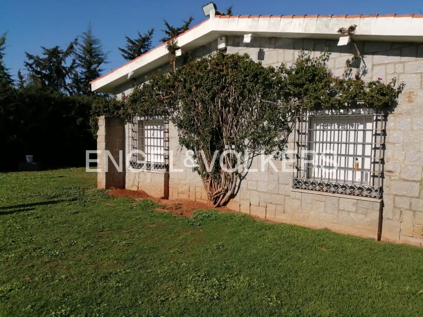 Vista exterior de Casa o xalet en venda en Jerez de la Frontera amb Aire condicionat, Calefacció i Jardí privat