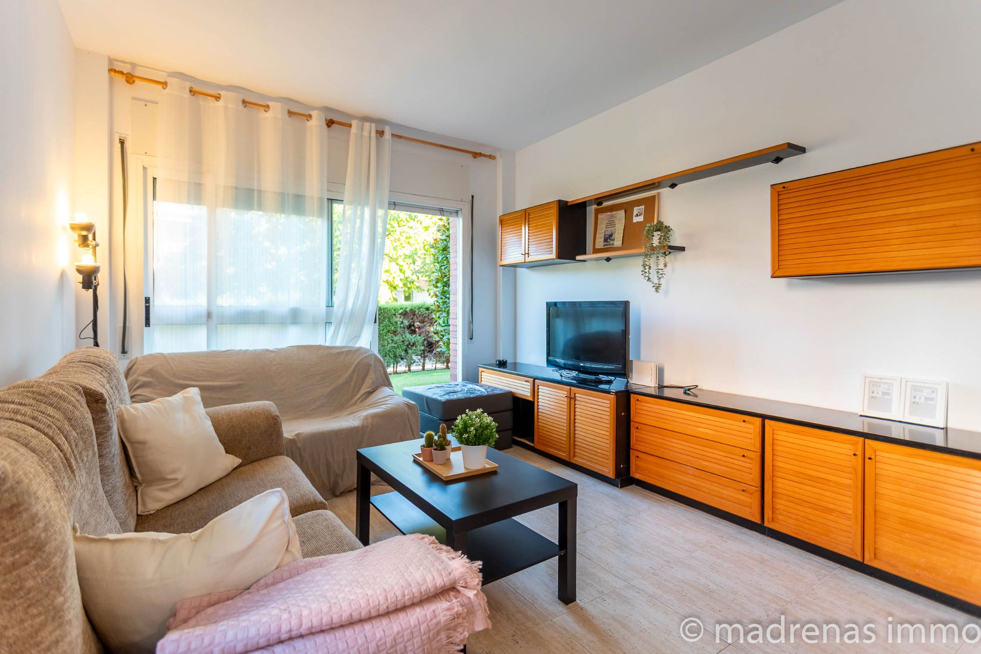 Living room of Flat for sale in Girona Capital  with Heating, Furnished and Oven