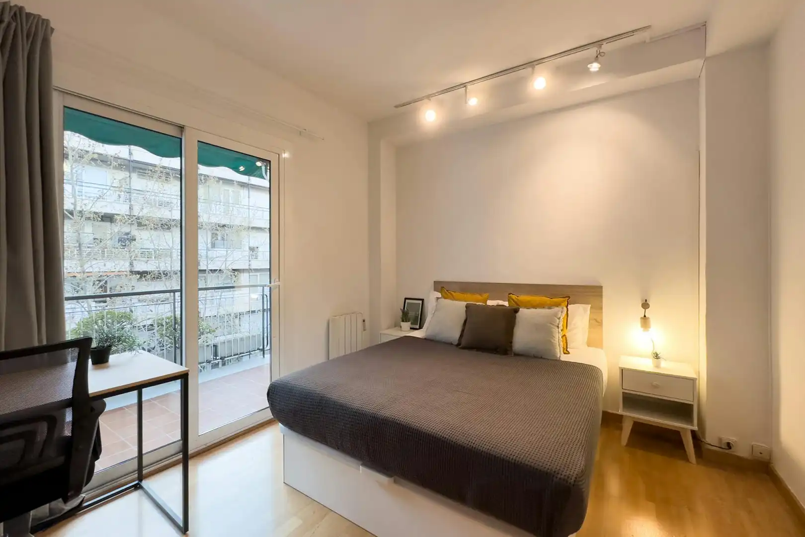 Bedroom of Flat for share in Barcelona  with Washing machine