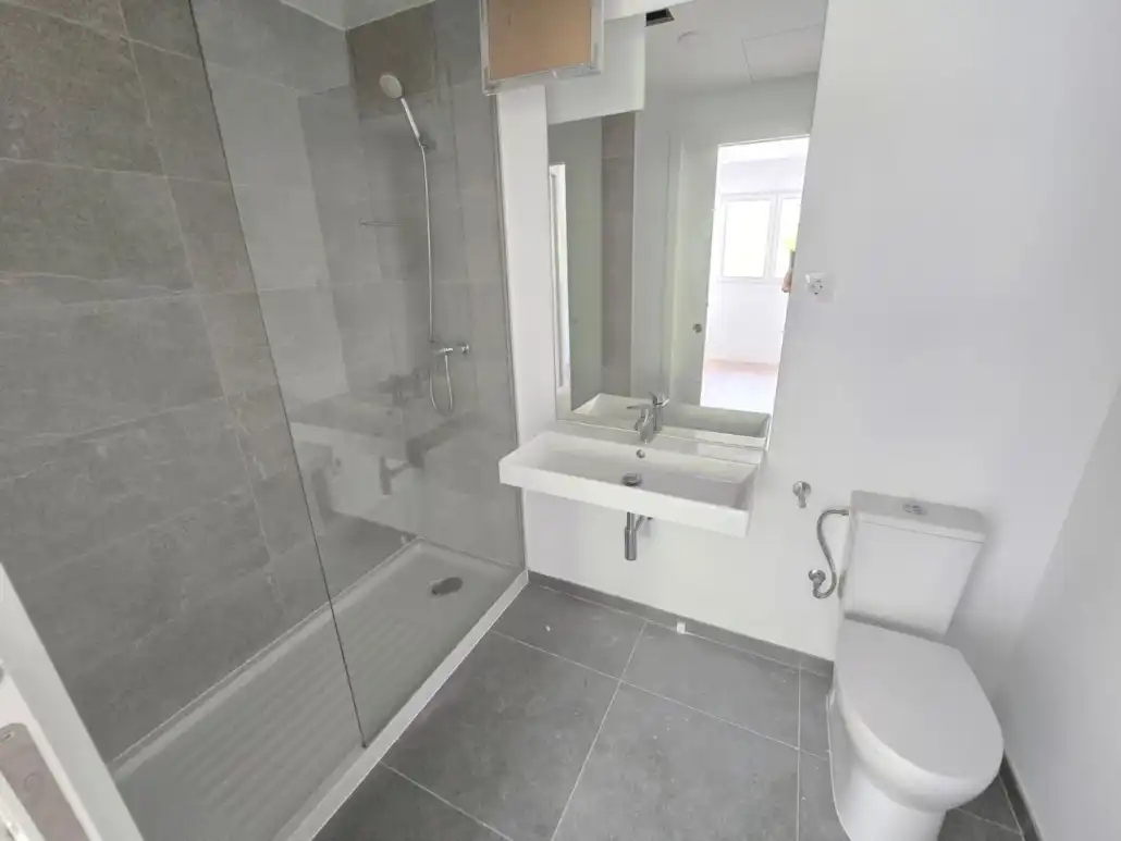 Badezimmer von Wohnung zur Miete in Barcelona mit Klimaanlage, Heizung und Parkett