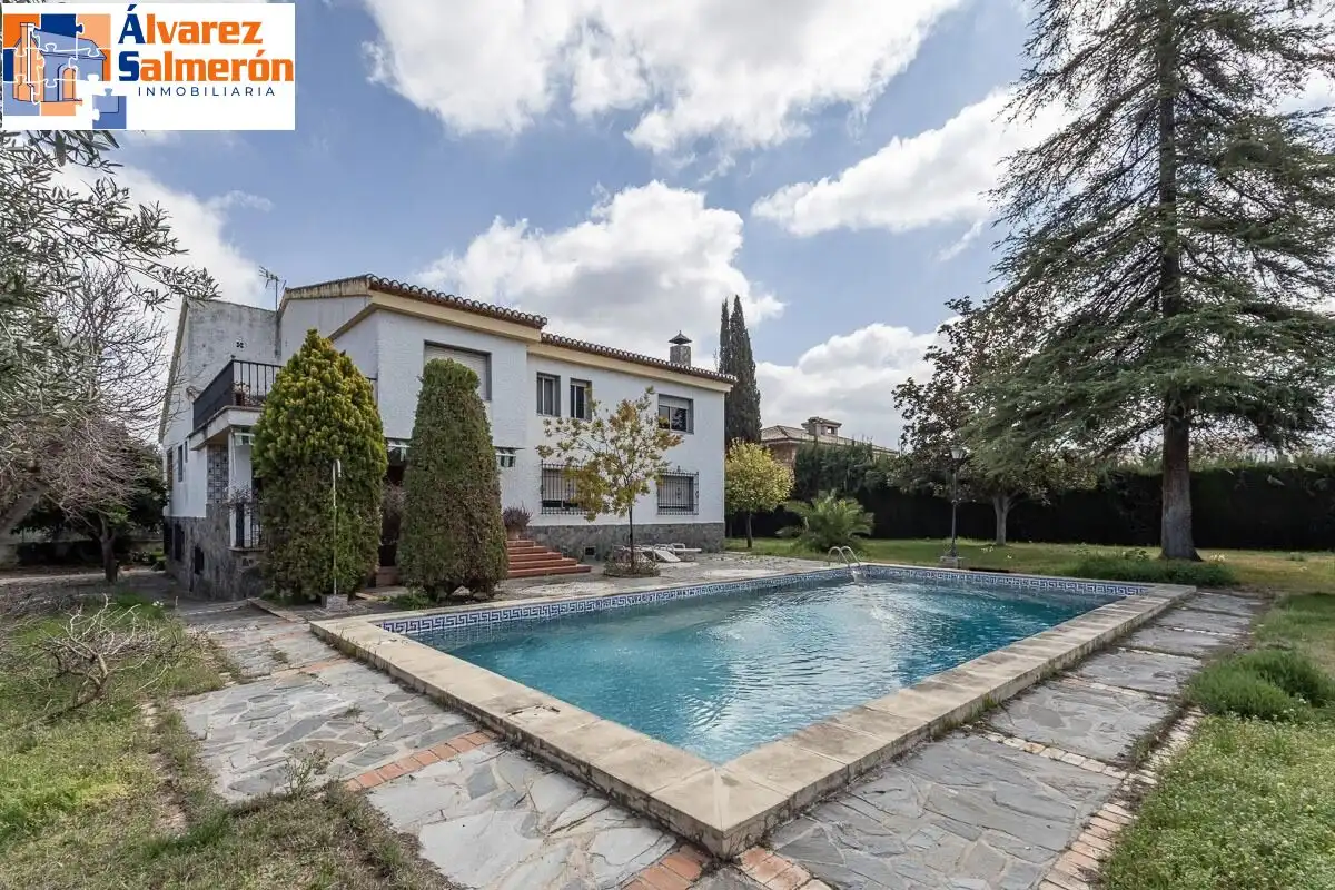 Casa amb piscina en venda a Calle Geranio