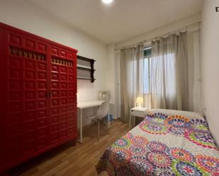Dormitori de Apartament per a compartir en  Granada Capital amb Aire condicionat, Calefacció i Moblat