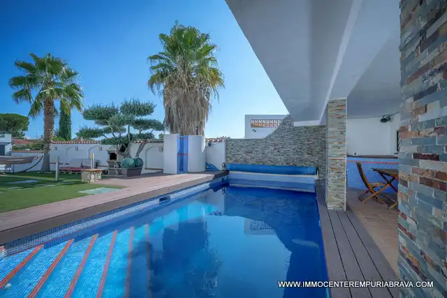 Swimming pool of Houses for sale in Empuriabrava  with Air Conditioner, Heating and Private garden