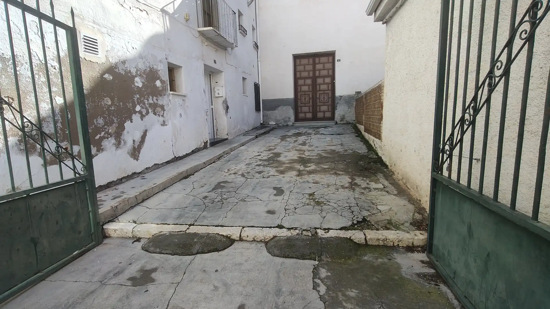 Vista exterior de Casa o xalet en venda en Baza amb Moblat