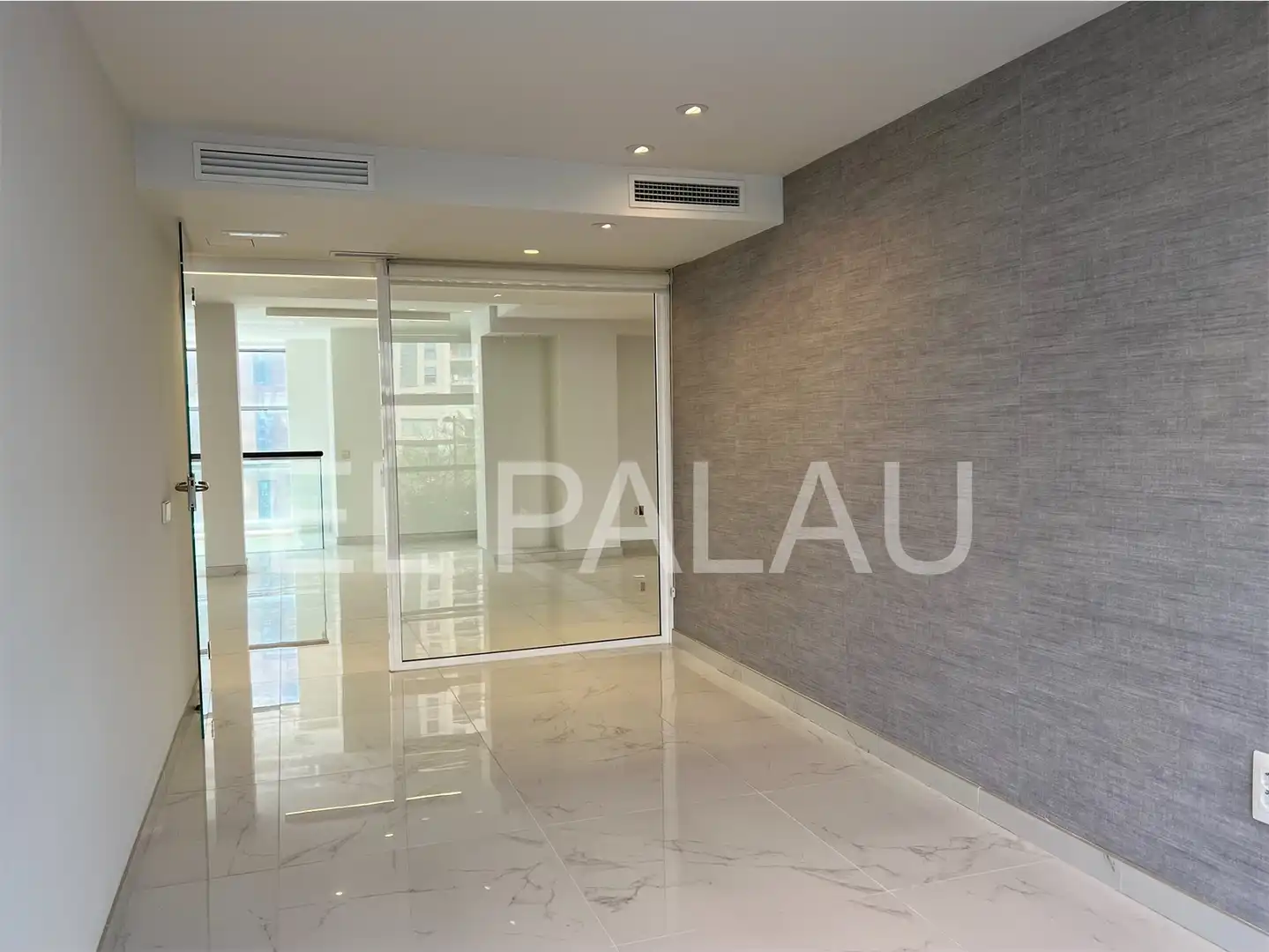 Office for rent in Valencia  with Air Conditioner