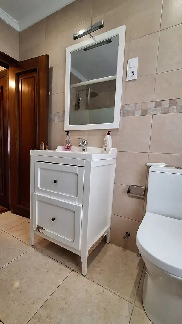 Bany de Pis en venda en Oviedo  amb Calefacció