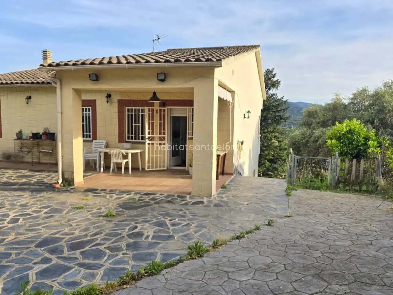 Außenansicht von Haus oder Chalet zum Verkauf in Riells i Viabrea mit Klimaanlage, Heizung und Privatgarten