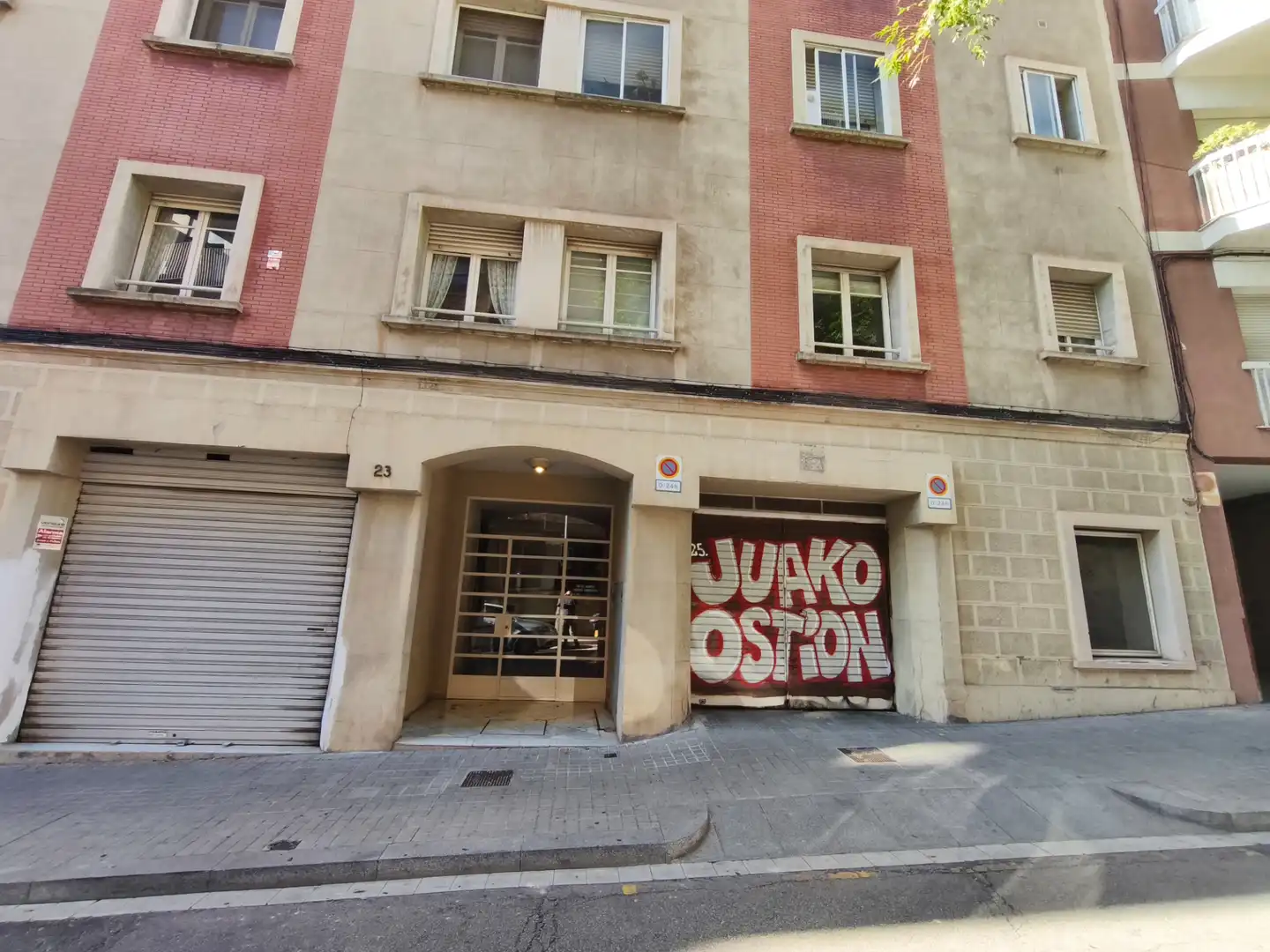 Außenansicht von Garage zum Verkauf in Barcelona