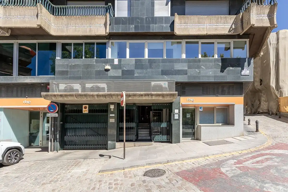 Vista exterior de Local en venda en Granada