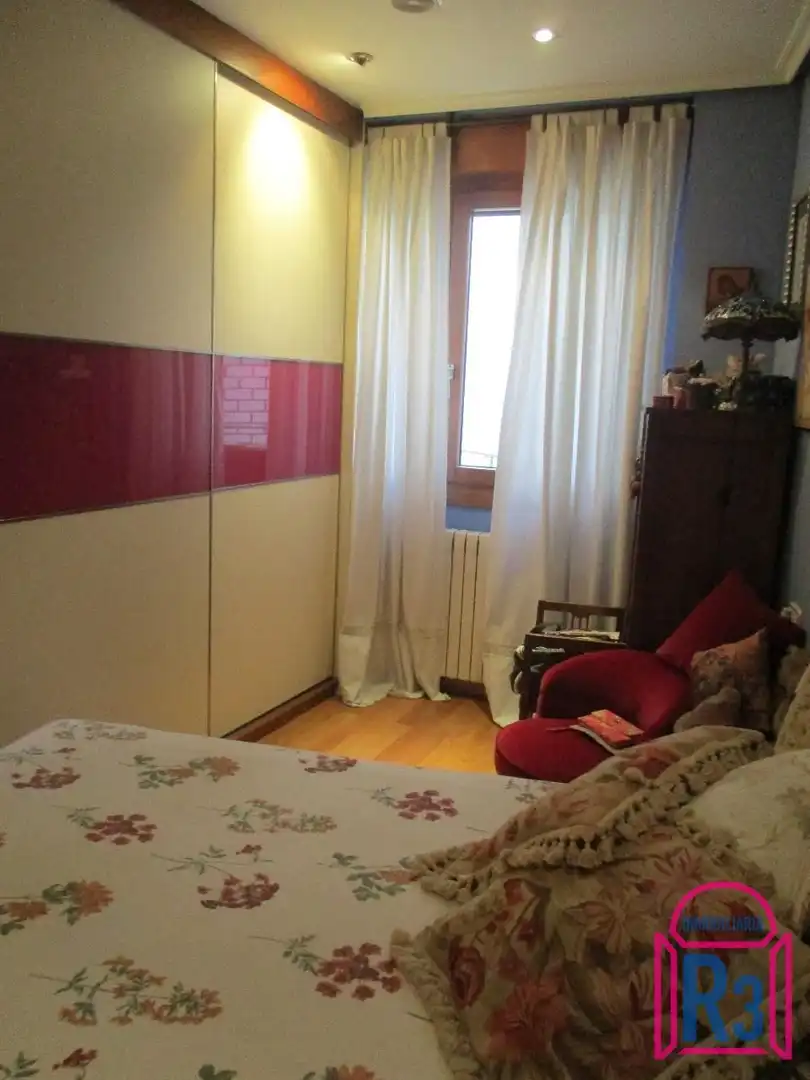Dormitori de Apartament en venda en León Capital  amb Calefacció, Terrassa i Traster