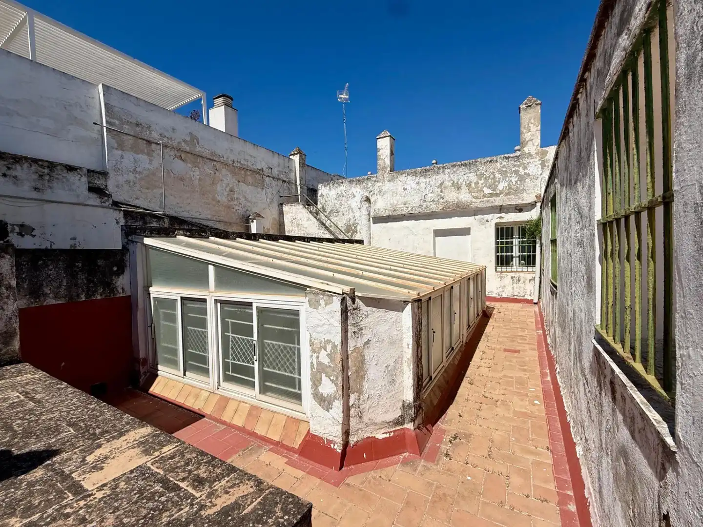Vista exterior de Casa o xalet en venda en El Puerto de Santa María amb Traster i Piscina