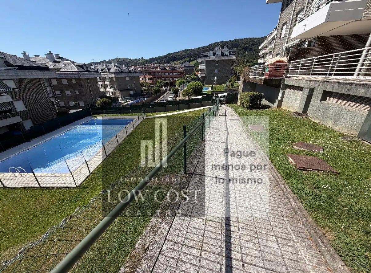 Piscina de Ático en venta en Castro-Urdiales con Calefacción, Terraza y Balcón