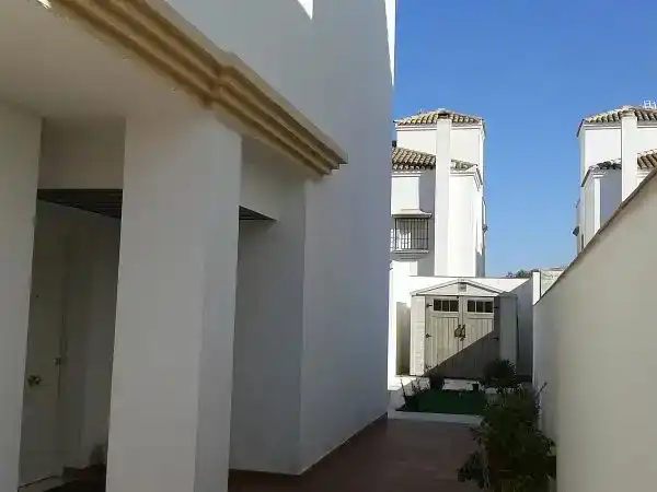 Vista exterior de Casa o xalet en venda en Bollullos de la Mitación amb Terrassa i Balcó