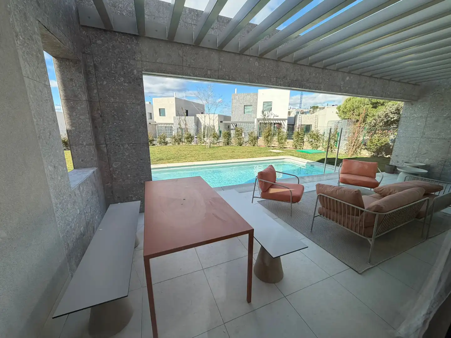 Piscina de Casa adosada en venda en Torrelodones amb Aire condicionat, Calefacció i Jardí privat