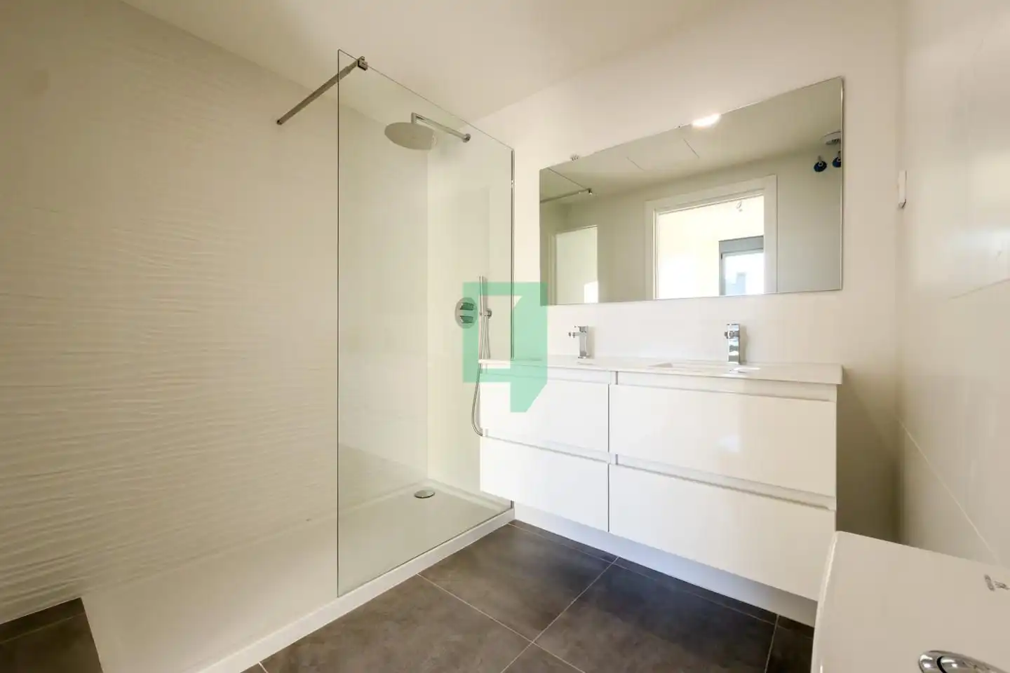 Bathroom of Flat for rent in Badalona  with Air Conditioner and Terrace