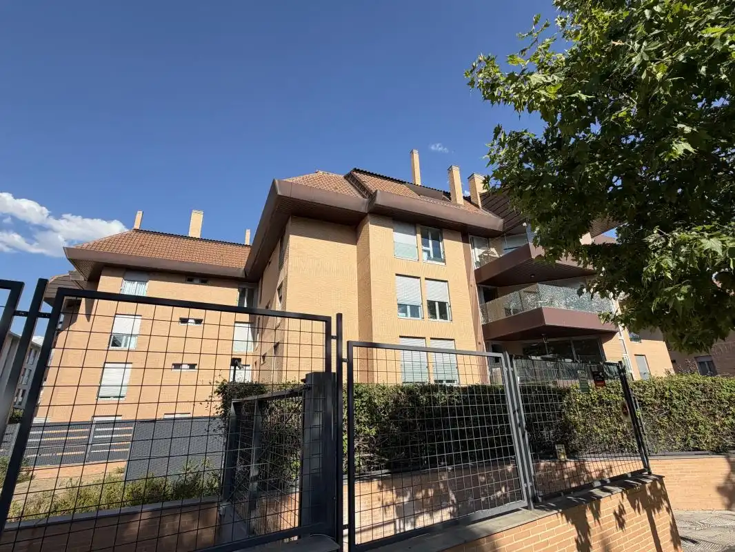 Vista exterior de Pis en venda en Boadilla del Monte amb Calefacció, Terrassa i Traster