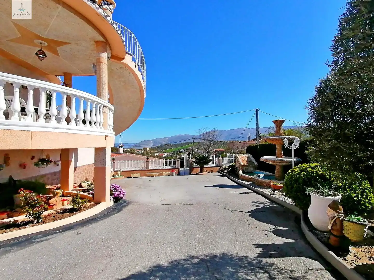 Vista exterior de Casa o xalet en venda en Loja amb Jardí privat, Terrassa i Traster