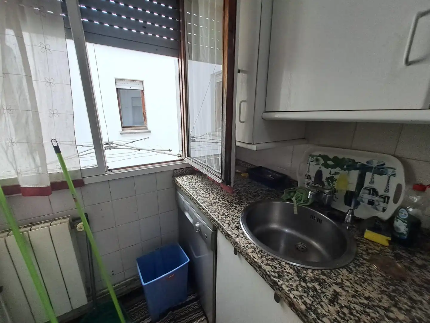 Cuina de Apartament en venda en Oviedo  amb Calefacció