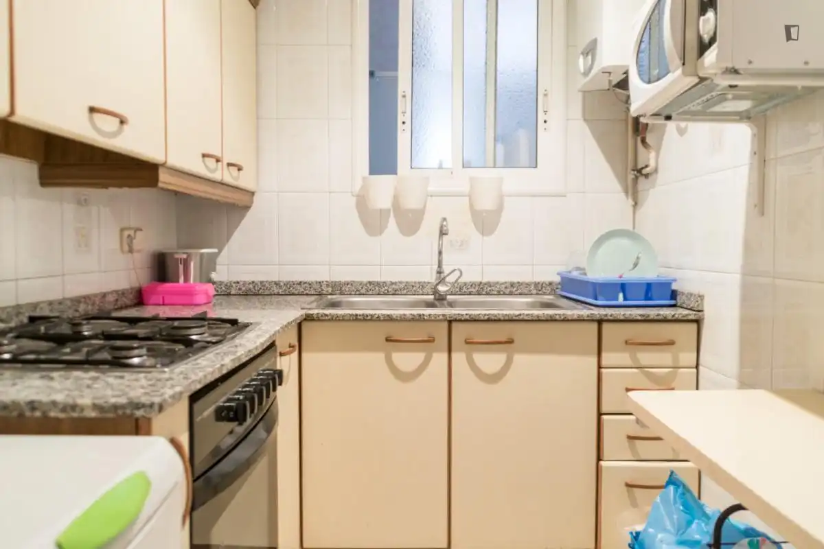 Cuina de Apartament per a compartir en Barcelona amb Moblat, Forn i Rentadora