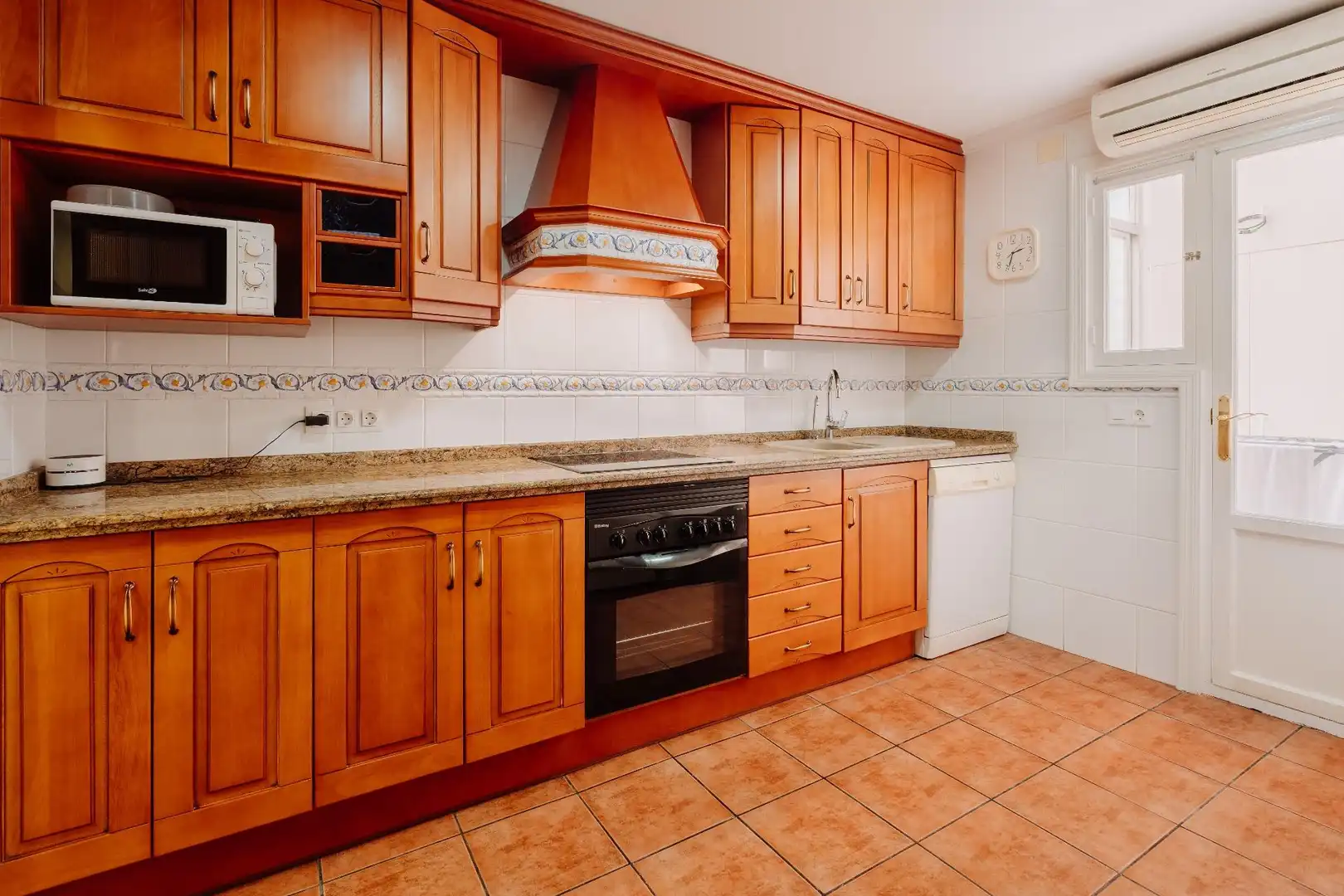 Küche von Wohnung zum Verkauf in Alicante / Alacant mit Klimaanlage, Heizung und Terrasse