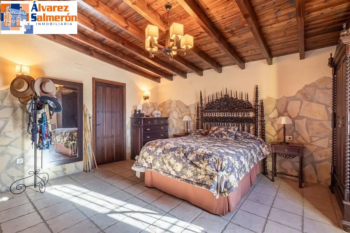 Dormitori de Casa o xalet en venda en La Zubia amb Jardí privat