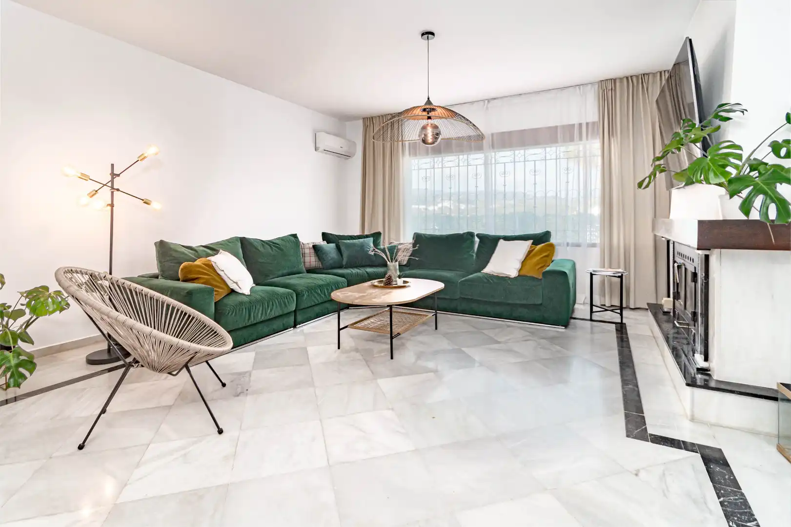 Sala d'estar de Casa o xalet de lloguer en Marbella amb Aire condicionat, Jardí privat i Parquet