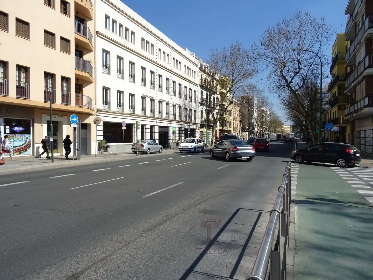 Vista exterior de Local en venda en Sevilla amb Aire condicionat