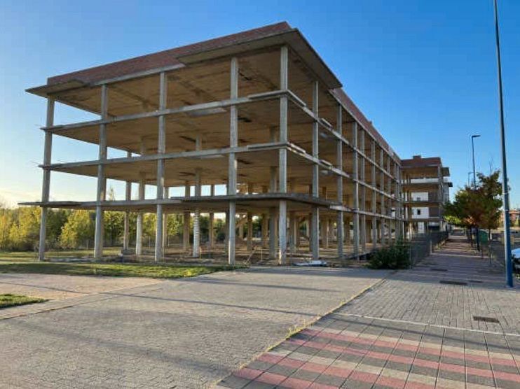 Vista exterior de Edifici en venda en León Capital 
