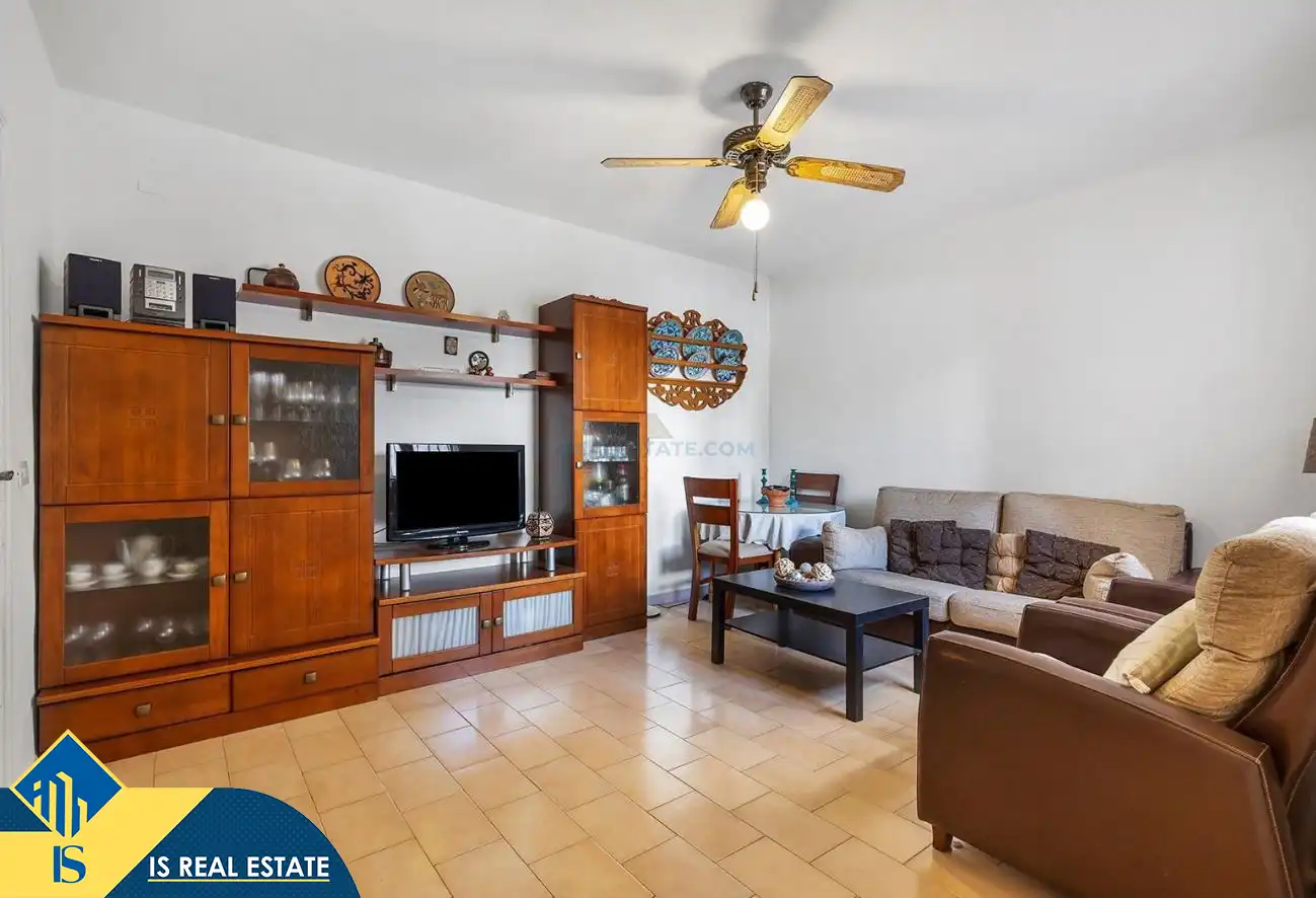 Wohnzimmer von Einfamilien-Reihenhaus zum Verkauf in Torrevieja mit Klimaanlage, Heizung und Privatgarten