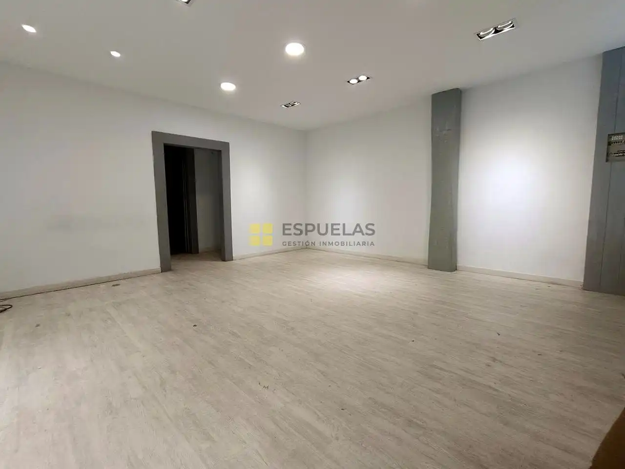 Locale commerciale in affitto a Juan Carlos I 12, imagen 4