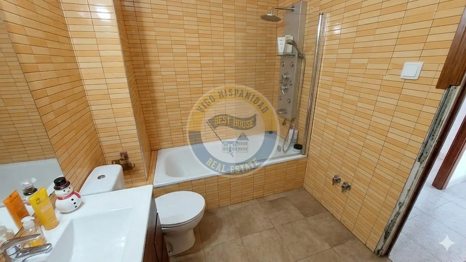 Bathroom of Flat for sale in Vigo   with Storage room and Furnished